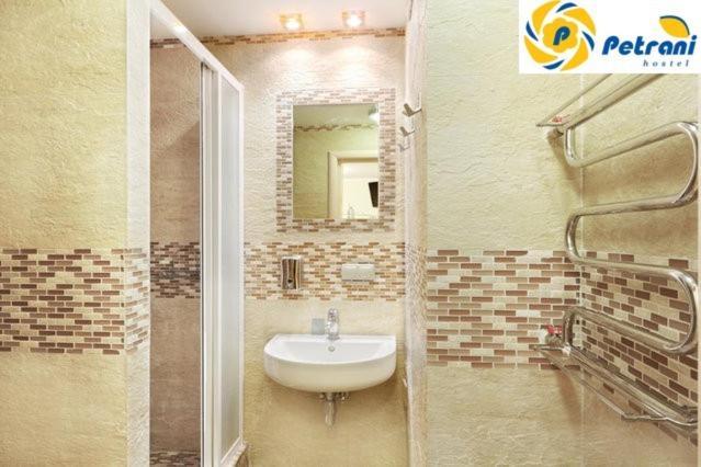 Petrani Hostel Kiev Eksteriør billede